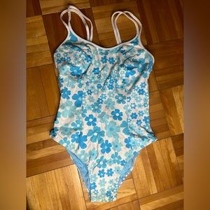 NWOT Blue and white flower one piece swimsuit | size M